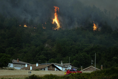 Foto del incendio al norte del monte San Cristóbal. Vista desde la localidad de Navaz