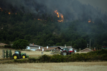 Foto del incendio al norte del monte San Cristóbal. Vista desde la localidad de Navaz