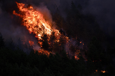 Foto del incendio al norte del monte San Cristóbal. Vista desde la localidad de Navaz