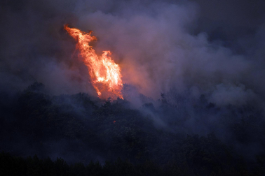 Foto del incendio al norte del monte San Cristóbal. Vista desde la localidad de Navaz