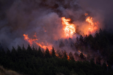Foto del incendio al norte del monte San Cristóbal. Vista desde la localidad de Navaz