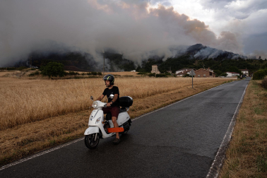 Foto del incendio al norte del monte San Cristóbal. Vista desde la localidad de Navaz