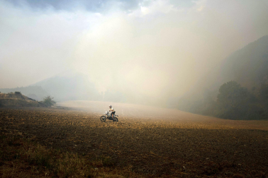 Foto del incendio al norte del monte San Cristóbal. Vista desde la localidad de Navaz