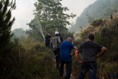Foto del incendio al norte del monte San Cristóbal. Vista desde la localidad de Navaz