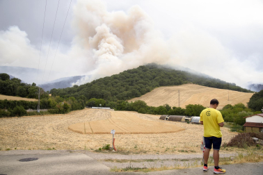 Fotos del incendio en Ezcabarte al norte del monte San Cristóbal