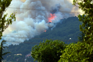 Fotos del incendio en Ezcabarte al norte del monte San Cristóbal