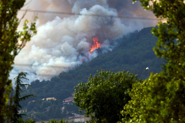Fotos del incendio en Ezcabarte al norte del monte San Cristóbal