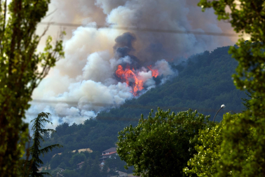 Fotos del incendio en Ezcabarte al norte del monte San Cristóbal
