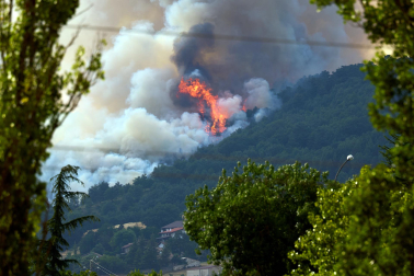 Fotos del incendio en Ezcabarte al norte del monte San Cristóbal