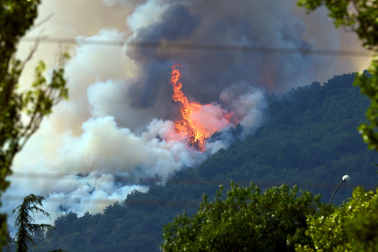 Fotos del incendio en Ezcabarte al norte del monte San Cristóbal