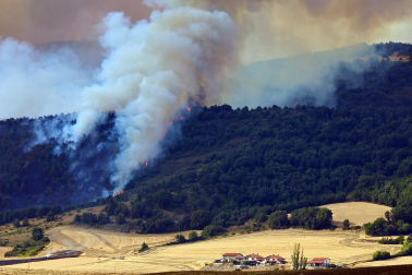 Fotos del incendio en Ezcabarte al norte del monte San Cristóbal