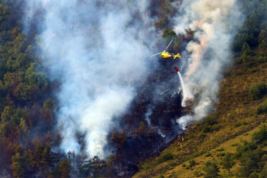 Fotos del incendio en Ezcabarte al norte del monte San Cristóbal
