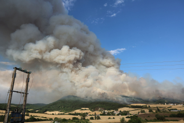 Fotos del incendio en Ezcabarte al norte del monte San Cristóbal