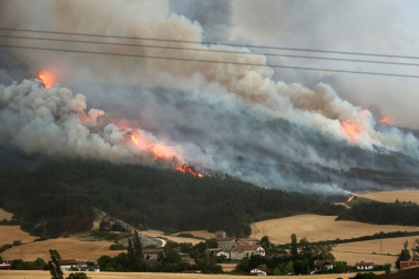 Fotos del incendio en Ezcabarte al norte del monte San Cristóbal