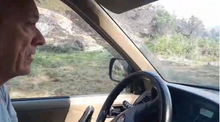 Diario de Navarra recorre la zona calcinada junto a Juan Elizalde, vecino de Orrio de 66 años, que a bordo de su coche muestra al periodista los estragos del fuego sobre el terreno