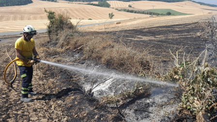 El fuego se puede reavivar en cualquier lugar, aseguran los bomberos