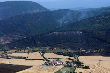 Imagen de este viernes, 26 de junio, del incendio en Ezcabarte, al norte del monte San Cristóbal.