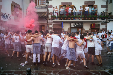 Música, fiesta, humo, celebraciones y alegría en el inicio de las fiestas de Santesteban