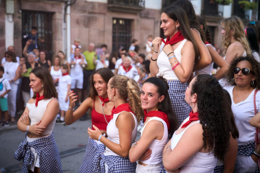 Música, fiesta, humo, celebraciones y alegría en el inicio de las fiestas de Santesteban