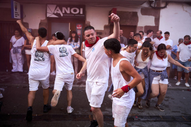 Música, fiesta, humo, celebraciones y alegría en el inicio de las fiestas de Santesteban