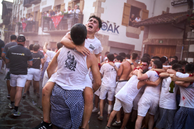 Música, fiesta, humo, celebraciones y alegría en el inicio de las fiestas de Santesteban