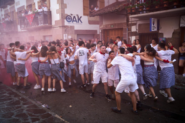 Música, fiesta, humo, celebraciones y alegría en el inicio de las fiestas de Santesteban