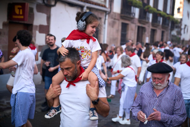 Música, fiesta, humo, celebraciones y alegría en el inicio de las fiestas de Santesteban