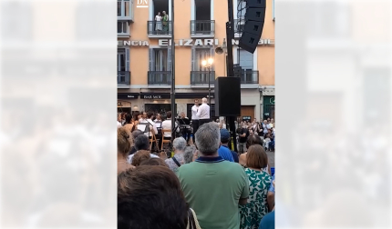 Momento en el que Jesús Garísoain cede la batuta a Carlos Garcés.