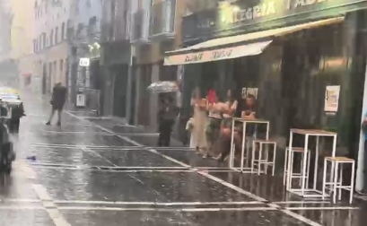 Vídeo: La tormenta de este sábado por la tarde sorprende a los viandantes por las calles del Casco Viejo
