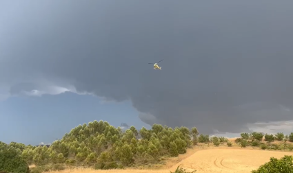 Un helicóptero se va debido a la lluvias