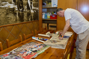Alexandru Buligan, observando algunos recortes de la prensa de las exitosas temporadas en las que el Portland sumó 11 títulos, incluyendo la Copa de Europa y una Liga