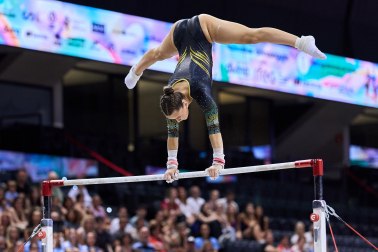 Laia Font durante su ejercicio de paralelas.
