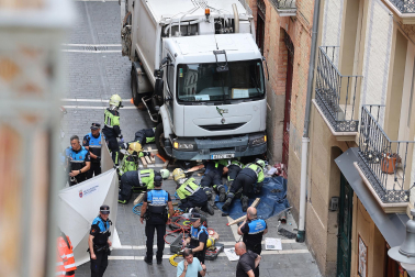 Fotos del atropello de un camión a varias personas en Navarrería