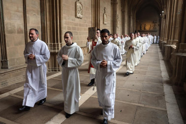 Fotos de la ordenación de tres sacerdotes y tres diáconos en la catedral de Pamplona