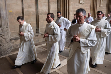 Fotos de la ordenación de tres sacerdotes y tres diáconos en la catedral de Pamplona