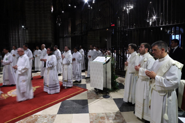 Fotos de la ordenación de tres sacerdotes y tres diáconos en la catedral de Pamplona