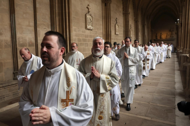 Fotos de la ordenación de tres sacerdotes y tres diáconos en la catedral de Pamplona