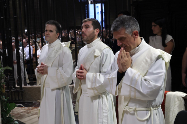 Fotos de la ordenación de tres sacerdotes y tres diáconos en la catedral de Pamplona