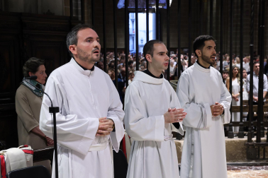 Fotos de la ordenación de tres sacerdotes y tres diáconos en la catedral de Pamplona