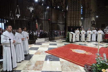 Fotos de la ordenación de tres sacerdotes y tres diáconos en la catedral de Pamplona