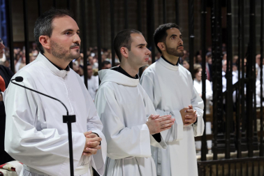 Fotos de la ordenación de tres sacerdotes y tres diáconos en la catedral de Pamplona