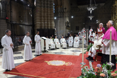 Fotos de la ordenación de tres sacerdotes y tres diáconos en la catedral de Pamplona