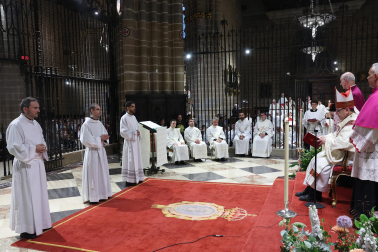 Fotos de la ordenación de tres sacerdotes y tres diáconos en la catedral de Pamplona