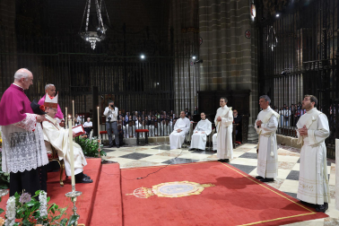 Fotos de la ordenación de tres sacerdotes y tres diáconos en la catedral de Pamplona