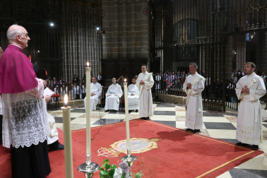 Fotos de la ordenación de tres sacerdotes y tres diáconos en la catedral de Pamplona