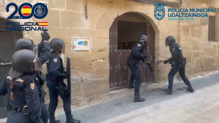 Vídeo de la operación conjunta de Policía Nacional y Policía Municipal de Pamplona que ha permitido detener a cinco personas como presuntas autoras de 30 robos con fuerza