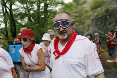 HARO (ESPAÑA), 29/06/2026.- Un hombre con gafas de bucear participa este lunes en la batalla del Vino de Haro, Fiesta de Interés Turístico Nacional, en la que sus participantes se lanzan unos a otros litros de vino sin descanso en un impresionante espectáculo, que concluye al mediodía, y que en 2025, al ser domingo, congregó a cerca de 10.000 personas, que tiñeron de morado el paraje de los Riscos de Bilibio con unos 40.000 litros de vino. EFE/ Villar López