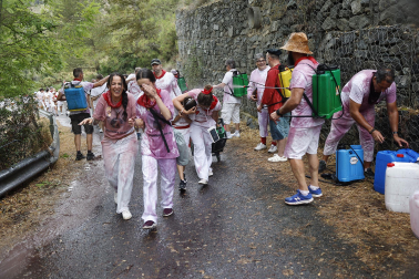 HARO (ESPAÑA), 29/06/2026.- Un grupo de personas participa este lunes en la batalla del Vino de Haro, Fiesta de Interés Turístico Nacional, en la que sus participantes se lanzan unos a otros litros de vino sin descanso en un impresionante espectáculo, que concluye al mediodía, y que en 2025, al ser domingo, congregó a cerca de 10.000 personas, que tiñeron de morado el paraje de los Riscos de Bilibio con unos 40.000 litros de vino. EFE/ Villar López