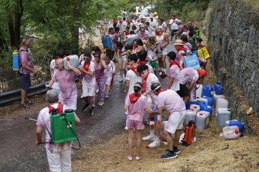 HARO (ESPAÑA), 29/06/2026.- Un grupo de personas participa este lunes en la batalla del Vino de Haro, Fiesta de Interés Turístico Nacional, en la que sus participantes se lanzan unos a otros litros de vino sin descanso en un impresionante espectáculo, que concluye al mediodía, y que en 2025, al ser domingo, congregó a cerca de 10.000 personas, que tiñeron de morado el paraje de los Riscos de Bilibio con unos 40.000 litros de vino. EFE/ Villar López