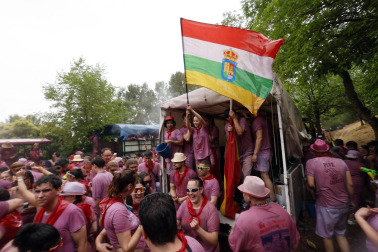 HARO (ESPAÑA), 29/06/2026.- Un grupo de personas participa este lunes en la batalla del Vino de Haro, Fiesta de Interés Turístico Nacional, en la que sus participantes se lanzan unos a otros litros de vino sin descanso en un impresionante espectáculo, que concluye al mediodía, y que en 2025, al ser domingo, congregó a cerca de 10.000 personas, que tiñeron de morado el paraje de los Riscos de Bilibio con unos 40.000 litros de vino. EFE/ Villar López